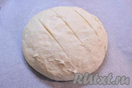 По прошествии 30 минут на поверхности теста, немного увеличившегося в объёме, нужно сделать несколько надрезов острым ножом.