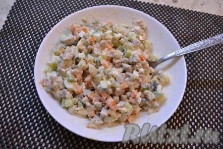 Далее салат перемешать.