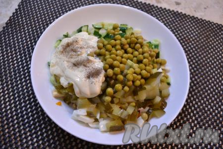 В салат выложить консервированный горошек без жидкости и майонез, посолить и поперчить.