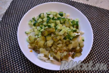 Свежий огурец вымыть, отрезать кончики с двух сторон. Салат "Столичный" можно приготовить только со свежими огурцами, но особенно вкусным он получается если добавить и свежий, и маринованный огурчики. Маринованный и свежий огурцы тоже нарезать на небольшие кубики, добавить в салат.