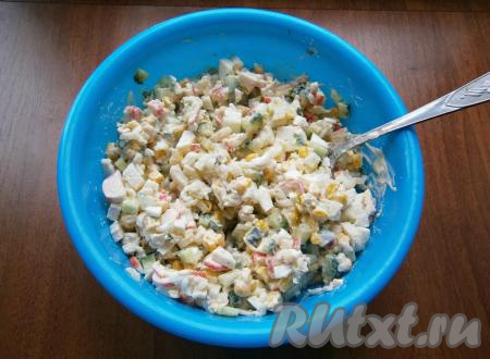Салат хорошенько перемешать.
