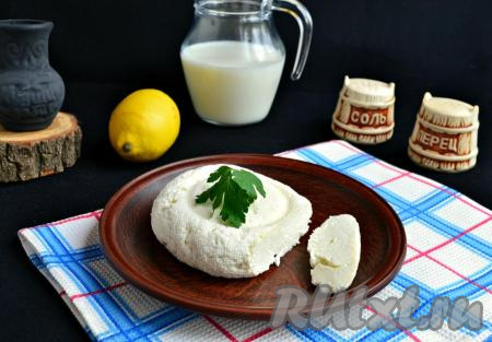 Затем сыр освободить от марли, обсушить и завернуть в пергаментную бумагу. Поместить "Панир" в холодильник на ночь. Если хотите добиться более плотной структуры сыра, оставьте его в холодильнике под гнётом на 5-7 часов. Сыр "Панир", приготовленный из молока в домашних условиях, получается нежным и очень вкусным, уверена, он понравится и вам, и вашим близким! Из данного количества молока у меня получилось 250 грамм домашнего сыра "Панир".