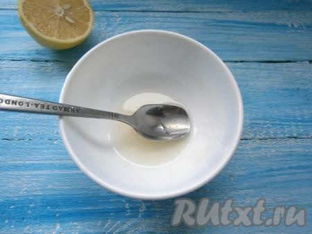 Поставить кастрюлю с молоком на огонь, довести до кипения на среднем огне, но не кипятить. В небольшую ёмкость выжать сок из половины лимона.