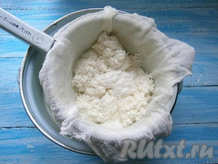 Дуршлаг застелить марлей, сложенной в два слоя, отцедить творог от сыворотки.