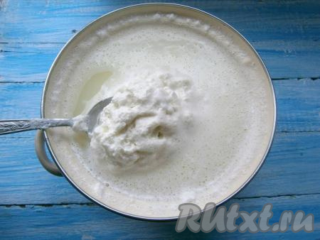 Как только молоко начнёт закипать, сразу же вылить в него лимонный сок, огонь убавить. Молоко нужно мешать ложкой до тех пор, пока не отделится сыворотка от творога (как на фото). Кастрюлю убрать с огня.