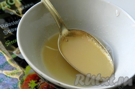 Приготовить соус для риса. Для этого смешать сахар и соль с уксусом.