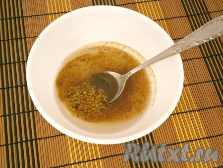 Для приготовления соуса в небольшую пиалу влить подсолнечное масло и уксус, добавить французскую горчицу, сахар, черный и красный молотые перцы.