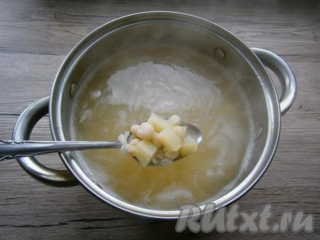 Половину сваренной фасоли отложить в миску. Картофель, морковку и лук очистить. Картошку нарезать небольшими кубиками, добавить в кастрюлю с фасолью, долить горячую воду. Добавить соль по вкусу и варить картофель с фасолью 20 минут (почти до готовности картошки).