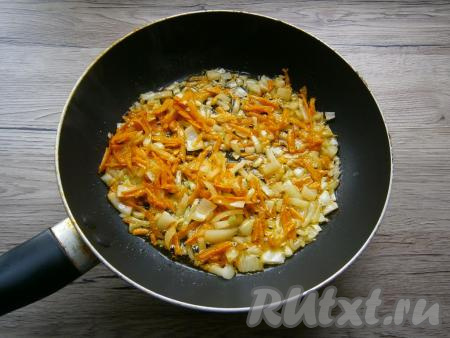 Лук репчатый нарезать кусочками, морковь натереть на крупной терке и обжарить овощи на растительном масле до мягкости, иногда помешивая.