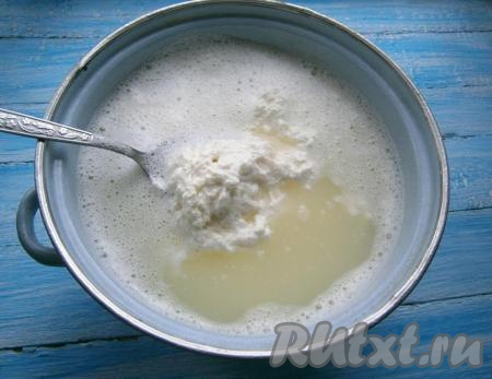 Молоко нагреть до температуры около 95 градусов (до кипения, но чтобы молоко не кипело). Влить сыворотку с лимонной кислотой, перемешивая молоко. Буквально через минуту молоко свернется.