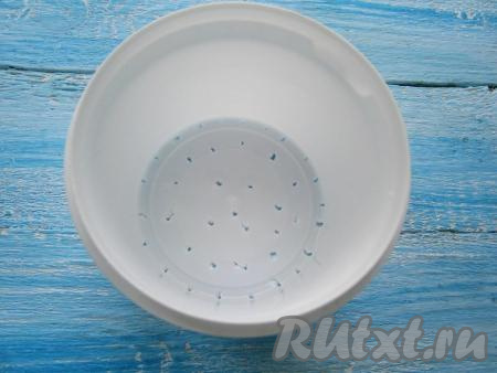 Отцедить творог от сыворотки через дуршлаг с марлей, сложенной вдвое. Приготовить форму для сыра или сделать самим из пластиковой формочки, дно которой проколоть шилом, как решето.