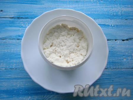 Творог выложить в форму, хорошенько его утрамбовав.