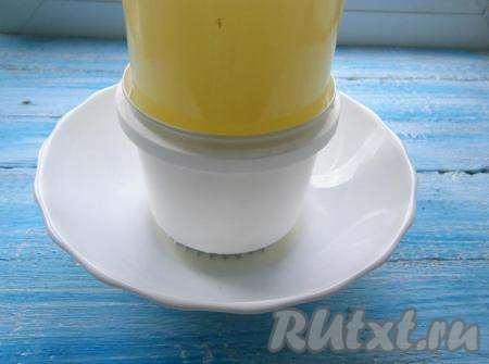 Сверху творога поставить гнет, у меня - это банка с сывороткой.&nbsp;Под форму с творогом поместить, например, вырубку для печенья или что-то другое, поставить все это в глубокую тарелку или миску большего диаметра. Через дырочки должна стекать лишняя сыворотка из творога.