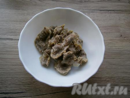 Куриные желудочки полностью залить водой, поставить на огонь, после закипания уменьшить огонь, добавить соль и варить желудки до готовности (для этого понадобится 50-60 минут).