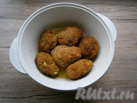 На сковороде разогреть растительное масло, выложить котлеты и обжарить на среднем огне до румяности с двух сторон. Обжаренные котлеты можно довести до готовности в микроволновке в течение 3 минуты при мощности 750 Ватт, выложив в небольшую кастрюлю, или в духовке, разогретой до 180 градусов, в течение минут 10.