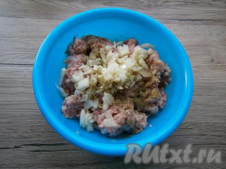 Фарш для приготовления котлет можно взять покупной или пропустить кусочки свинины и куриного мяса через мясорубку. К фаршу из курицы и свинины добавить мелко нарезанный или прокрученный через мясорубку репчатый лук, черный молотый перец и соль.