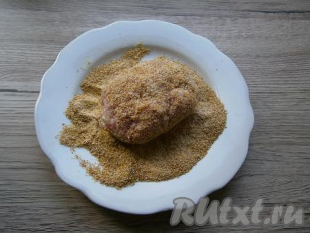 Мокрыми руками из фарша курицы и свинины сформировать толстенькие котлеты, размером с половину ладони, обвалять их в сухарях или муке.
