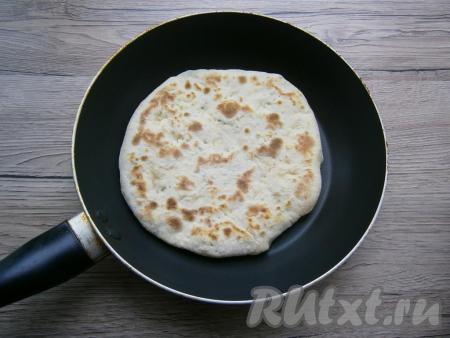 Хорошо разогреть сухую сковороду (смазывать сковородку маслом не нужно). Жарить каждую лепёшку на разогретой сухой сковороде на среднем огне до румяности с двух сторон. Лепёшки жарятся быстро (примерно по 1,5-2 минуты с каждой стороны).