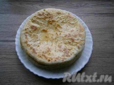 Аналогично пожарить остальные лепёшки и смазать маслом.&nbsp;Все три лепёшки сложить стопочкой.