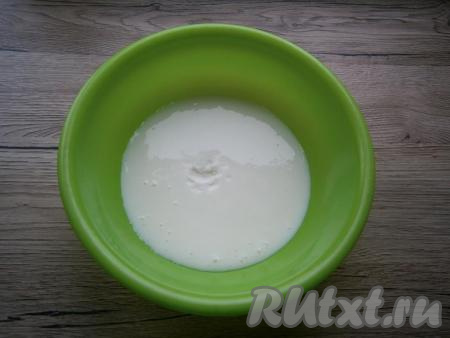 Кефир для замешивания теста для лепёшек можно взять любой жирности. Желательно, чтобы кефир был комнатной температуры, поэтому я либо заранее достаю его из холодильника, либо подогреваю в течение 20 секунд в микроволновке.&nbsp;В достаточно глубокую тарелку влить кефир комнатной температуры, всыпать соду, перемешать и оставить на 3-4 минут. Сода вступит в реакцию с кефиром. Кефир покроется пузырьками и увеличится в объёме.