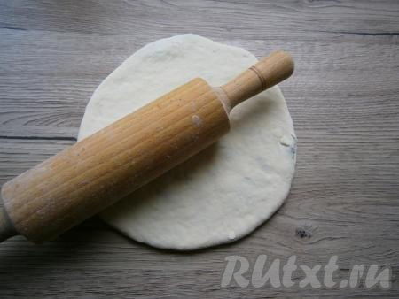Поднять края лепёшки со всех сторон к центру и&nbsp;соединить вместе. Затем лепёшку перевернуть швом вниз и аккуратно раскатать скалкой как можно тоньше. Аналогично сформировать все лепёшки с сырной начинкой.