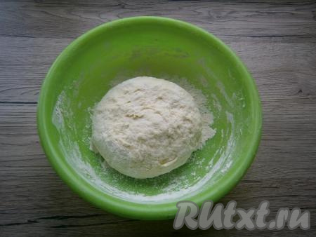 Когда тесто станет невозможно замешивать ложкой, перейти на замес руками, всыпая оставшуюся муку только по мере необходимости. Вымешивать тесто руками нужно в общей сложности минут 5. Замешанное тесто для лепёшек должно быть достаточно мягким, чуть липнущим к рукам. Собрать его в ком и, накрыв полотенцем, оставить при комнатной температуре минут на 30-40. Возможно, муки вам потребуется чуть больше или чуть меньше, поэтому я советую добавлять постепенно муку, контролируя консистенцию замешиваемого теста.