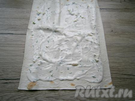 Для приготовления соуса смешать сметану и майонез, добавить пропущенный через пресс чеснок и мелко нарезанный укроп, посолить, поперчить, перемешать. Я делала 2 шаурмы, поэтому все ингредиенты при формировании шаурмы делила на 2 равные части. На столе разложить первый лист лаваша. Поверх лаваша нанести чуть меньше половины получившегося сметанно-майонезного соуса, отступая от краёв лаваша по 2-3 сантиметра, как на фото.