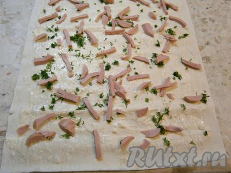 Колбасу нарезать брусочками и разложить по всему лавашу.