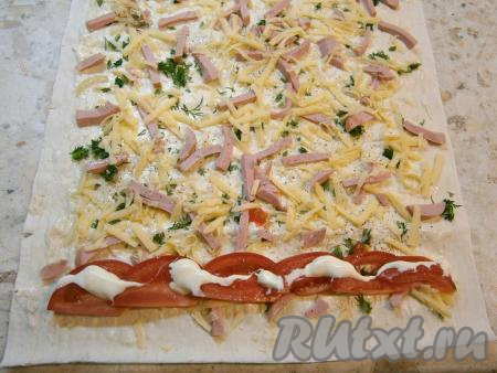 Сыр натереть на крупной терке и посыпать им колбасу, поперчить все. На один край лаваша выложить тонкие дольки помидоров, которые чуть посолить и смазать смесью майонеза и чеснока.