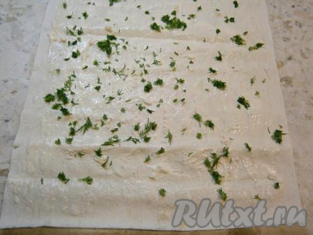 Лист лаваша смазать смесью майонеза и чеснока, оставляя края не смазанными (немного майонеза с чесноком оставить для смазывания помидоров). Посыпать смазанный лаваш мелко нарезанным укропом.