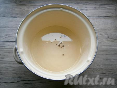 Налить в кастрюлю воду, всыпать в неё сахар, соль, горошины чёрного перца и зёрна кориандра, довести до кипения, влить растительное масло и уксус, дать маринаду закипеть.