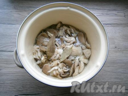 Когда маринад закипит, поместить в него вешенки, добавить лавровые листья и очищенный репчатый лук, нарезанный на части.