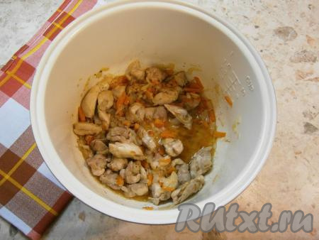 Затем добавить куриное мясо, посыпать специями (я посыпала специями для курицы) и продолжать обжаривание оставшееся время, иногда перемешивая.