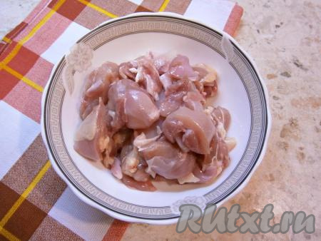 Мясо курицы вымыть, обсушить, нарезать на средние кусочки.