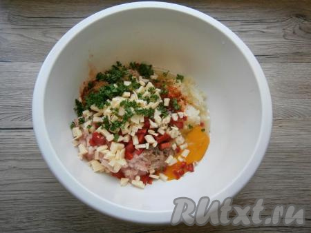 Зелень вымыть, обсушить, мелко нарезать и вместе с мелко нарезанным чесноком тоже добавить в миску.