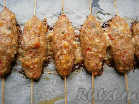 Готовить люля-кебабы из фарша с сыром в разогретой до 180 градусов духовке около 30-35 минут.