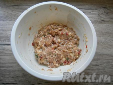 Далее фарш тщательно перемешать. Отбить получившийся фарш о дно миски, для этого его нужно брать в руки и сразу бросать в миску, повторить эту процедуру нужно раз 15. Благодаря отбиванию, усилятся связующие свойства фарша, поэтому люля-кебабы будут лучше держать форму в процессе запекания в духовке.