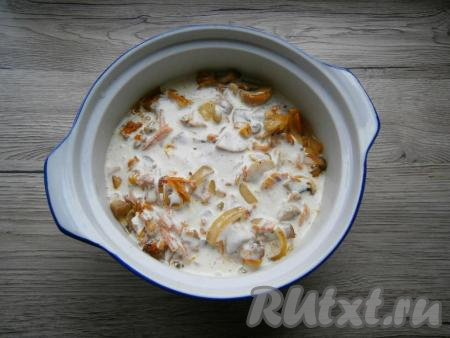 Залить подготовленным соусом кролика с овощами и грибами, полностью покрывая мясо. Если соуса недостаточно, можно добавить ещё немного воды и при необходимости досолить соус по вкусу.