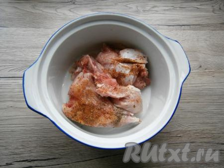 Мясо кролика поместить в форму для запекания.