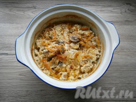 Накрыть форму для запекания крышкой (или фольгой) и поместить в разогретую до 170 градусов духовку,&nbsp;запекать кролика с грибами в сметане&nbsp;1 час 20 минут.&nbsp;