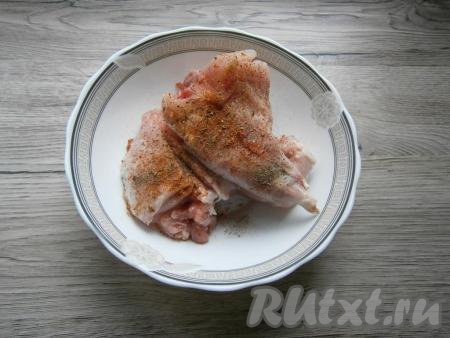 Посыпать кролика солью и специями (я посыпала чёрным молотым перцем и специями для мяса), тщательно перемешать, покрывая мясо специями со всех сторон. Оставить на 30 минут, чтобы кусочки кролика пропитались специями.