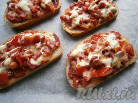 Отправить бутерброды-пиццы на батоне на 10-12 минут в духовку, разогретую до 180 градусов.