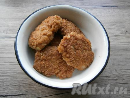 Выложить куриные котлеты на сковороду, разогретую с растительным маслом, и жарить на среднем огне до румяности с двух сторон (при желании, можно добавить к обжаренным котлеткам немного воды, накрыть сковороду крышкой и потушить на небольшом огне в течение минут 10).