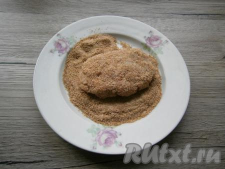 Из получившегося фарша влажными руками сформировать котлетки, обвалять их в панировочных сухарях.