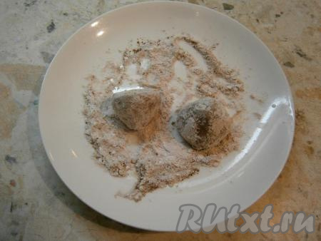 Поместить массу в холодильник на 1 час. Масса хорошо загустеет, станет похожей на размягченный пластилин, из нее отлично лепятся конфеты разной формы.&nbsp;Для придания конфетам формы трюфеля, нужно чуть влажными руками сформировать небольшие конфетки в виде конусов. Обвалять трюфели, приготовленные из сухого молока, в смеси сахарной пудры и какао-порошка.