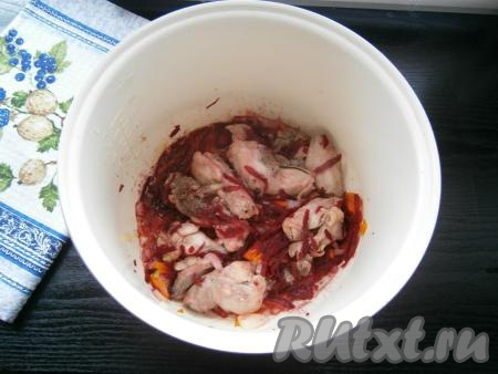 Чашу с курицей поместить в мультиварку, выставить программу "Жарка" на 20 минут. Обжаривать курицу 10 минут, перемешивая, после чего добавить лук, морковь и&nbsp; 2/3 свеклы (одну треть свеклы оставить), обжаривать оставшиеся 10 минут, иногда перемешивая.