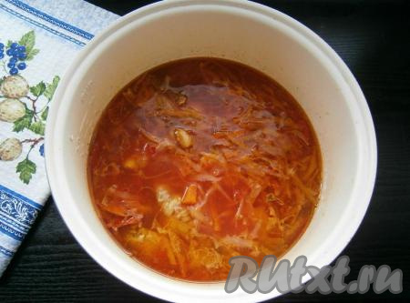 Всыпать в борщ сахар и добавить нарезанный очищенный чеснок. Закрыть крышку мультиварки и готовить борщ&nbsp; с курицей до окончания программы.