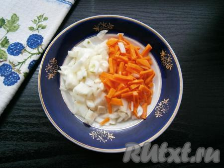 Из болгарского перца удалить семенную коробку, морковку, свеклу, картофель и лук очистить. Нарезать лук и морковь произвольными кусочками.