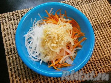 Лук вместе с маслом выложить на салат из дайкона и моркови. На горячий лук разложить пропущенный через пресс (или мелко нарезанный) чеснок.