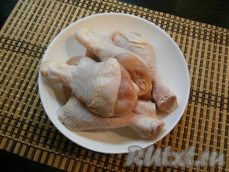 Куриные голени вымыть, обсушить, выложить в миску, посыпать специями для курицы, перемешать.